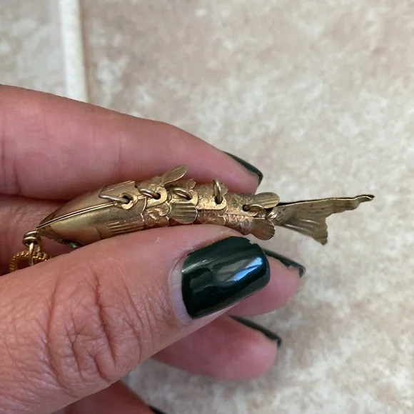 Unsigned Vintage Gold Tone Fish Pendant - Picture 5 of 5